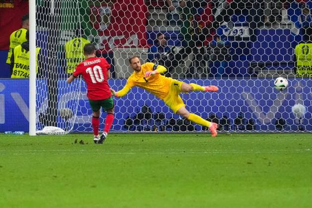 Penalty shoot-out Bernado Silva Portugal, 10 converts the third penalty against goalkeeper Jan Oblak Slovenia, 01 to score the decisive 3-0 winner Frankfurt 01 07 2024 Portugal vs Slovenia, EURO2024, M41 Round of 16, EM Arena Frankfurt