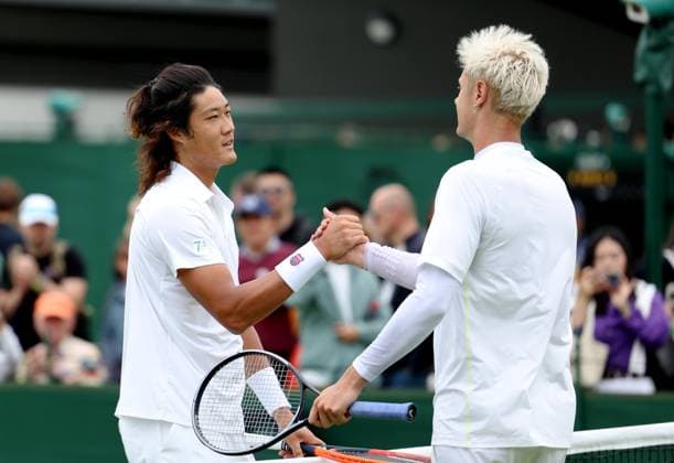 (240702) -- LONDON, July 2, 2024 -- Zhang Zhizhen (L) of China greets Maxime Janvier of France after their men s singles first round match at Wimbledon tennis Championship in London, Britain, on July 1, 2024. ) (SP)BRITAIN-LONDON-TENNIS-WIMBLEDON LixYing 