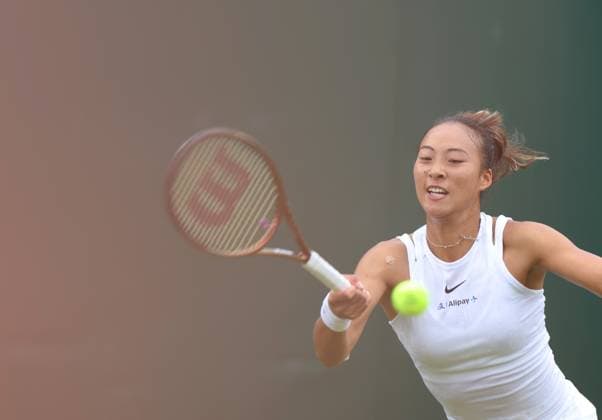 (240702) -- LONDON, July 2, 2024 -- Zheng Qinwen hits a return during the women s singles first round match between Zheng Qinwen of China and Sun Lulu of New Zealand at Wimbledon tennis Championship in London, Britain, on July 1, 2024. ) (SP)BRITAIN-LONDON-TENNIS-WIMBLEDON LixYing 
