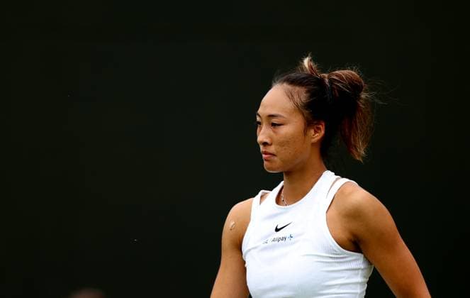 (240702) -- LONDON, July 2, 2024 -- Zheng Qinwen reacts during the women s singles first round match between Zheng Qinwen of China and Sun Lulu of New Zealand at Wimbledon tennis Championship in London, Britain, on July 1, 2024. ) (SP)BRITAIN-LONDON-TENNIS-WIMBLEDON LixYing 
