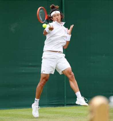 (240702) -- LONDON, July 2, 2024 -- Zhang Zhizhen hits a return during the men s singles first round match between Zhang Zhizhen of China and Maxime Janvier of France at Wimbledon tennis Championship in London, Britain, on July 1, 2024. ) (SP)BRITAIN-LONDON-TENNIS-WIMBLEDON LixYing 