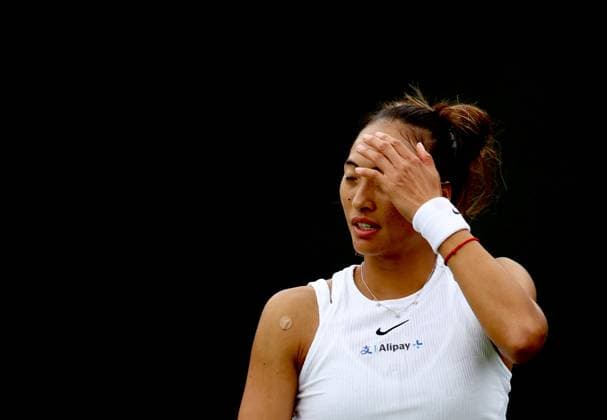 (240702) -- LONDON, July 2, 2024 -- Zheng Qinwen reacts during the women s singles first round match between Zheng Qinwen of China and Sun Lulu of New Zealand at Wimbledon tennis Championship in London, Britain, on July 1, 2024. ) (SP)BRITAIN-LONDON-TENNIS-WIMBLEDON LixYing 