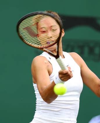 (240702) -- LONDON, July 2, 2024 -- Zheng Qinwen hits a return during the women s singles first round match between Zheng Qinwen of China and Sun Lulu of New Zealand at Wimbledon tennis Championship in London, Britain, on July 1, 2024. ) (SP)BRITAIN-LONDON-TENNIS-WIMBLEDON LixYing 