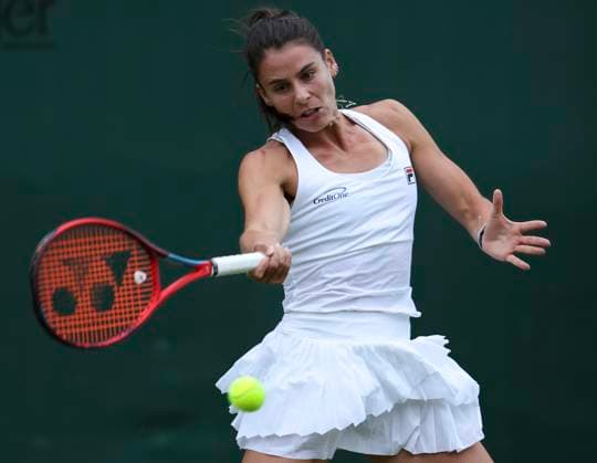 (240702) -- LONDON, July 2, 2024 -- Emma Navarro hits a return during the women s singles first round match between Wang Qiang of China and Emma Navarro of the United States at Wimbledon tennis Championship in London, Britain, on July 1, 2024. ) (SP)BRITAIN-LONDON-TENNIS-WIMBLEDON HanxYan 