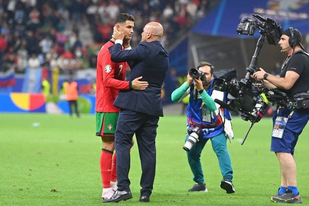 Final cheer coach Roberto MARINEZ POR with Cristiano RONALDO POR hug Re cameraman and photographer, round of 16 Portugal POR Slovenia SVN 3 0 i E on 01 07 2024, Frankfurt Arena Football UEFA EURO 2024 GERMANY from 14 06 2024 14 07 2024
