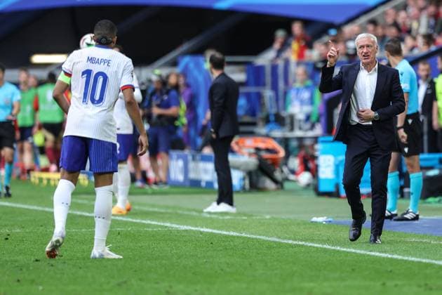 (240702) -- DUESSELDORF, July 2, 2024 -- Didier Deschamps, head coach of France, instructs Kylian Mbappe during the UEFA EURO, EM, Europameisterschaft,Fussball 2024 round of 16 match between France and Belgium in Duesseldorf, Germany on July 1, 2024. ) (SP)GERMANY-DUESSELDORF-FOOTBALL-EURO 2024-FRANCE VS BELGIUM PanxYulong 