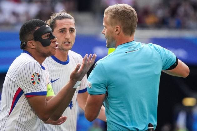 (240702) -- DUESSELDORF, July 2, 2024 -- Kylian Mbappe (L) of France explains to referee Glenn Nyberg during the UEFA EURO, EM, Europameisterschaft,Fussball 2024 round of 16 match between France and Belgium in Duesseldorf, Germany on July 1, 2024. ) (SP)GERMANY-DUESSELDORF-FOOTBALL-EURO 2024-FRANCE VS BELGIUM PengxZiyang 