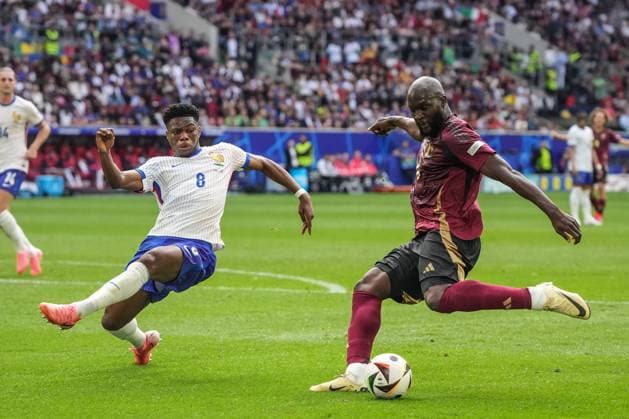 (240702) -- DUESSELDORF, July 2, 2024 -- Romelu Lukaku (R) of Belgium shoots past Aurelien Tchouameni of France during the UEFA EURO, EM, Europameisterschaft,Fussball 2024 round of 16 match between France and Belgium in Duesseldorf, Germany on July 1, 2024. ) (SP)GERMANY-DUESSELDORF-FOOTBALL-EURO 2024-FRANCE VS BELGIUM PengxZiyang 
