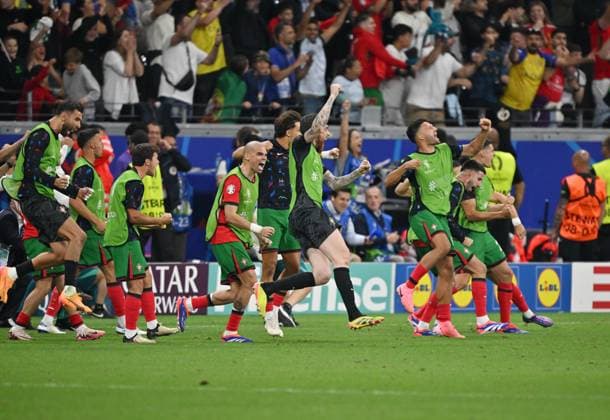 (240702) -- FRANKFURT, July 2, 2024 -- Players of Portugal celebrate in the penalty shootout during the UEFA EURO, EM, Europameisterschaft,Fussball 2024 Round of 16 match between Portugal and Slovenia in Frankfurt, Germany on July 1, 2024. ) (SP)GERMANY-FRANKFURT-FOOTBALL-EURO 2024-PORTUGAL VS SLOVENIA RenxPengfei 
