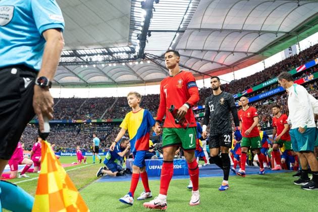 (240702) -- FRANKFURT, July 2, 2024 -- Cristiano Ronaldo (C) of Portugal enters the pitch before the UEFA EURO, EM, Europameisterschaft,Fussball 2024 Round of 16 match between Portugal and Slovenia in Frankfurt, Germany on July 1, 2024. ) (SP)GERMANY-FRANKFURT-FOOTBALL-EURO 2024-PORTUGAL VS SLOVENIA XiaoxYijiu 