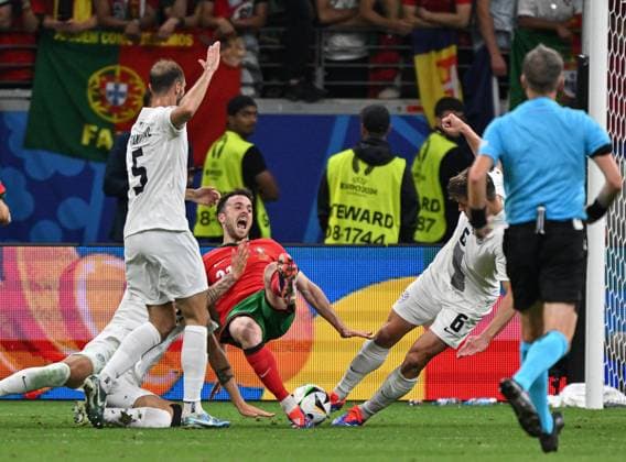 (240702) -- FRANKFURT, July 2, 2024 -- Diogo Jota (C) of Portugal is fouled in the penalty area during the UEFA EURO, EM, Europameisterschaft,Fussball 2024 Round of 16 match between Portugal and Slovenia in Frankfurt, Germany on July 1, 2024. ) (SP)GERMANY-FRANKFURT-FOOTBALL-EURO 2024-PORTUGAL VS SLOVENIA RenxPengfei 