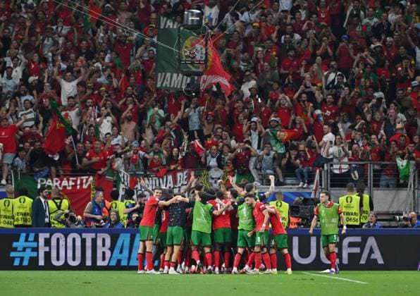 (240702) -- FRANKFURT, July 2, 2024 -- Players of Portugal celebrate after the UEFA EURO, EM, Europameisterschaft,Fussball 2024 Round of 16 match between Portugal and Slovenia in Frankfurt, Germany on July 1, 2024. ) (SP)GERMANY-FRANKFURT-FOOTBALL-EURO 2024-PORTUGAL VS SLOVENIA RenxPengfei 