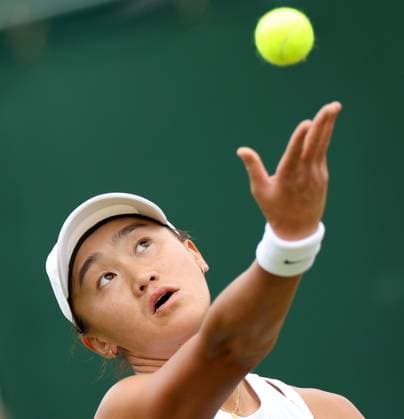 (240702) -- LONDON, July 2, 2024 -- Wang Xiyu serves during the women s singles first round match between Wang Xiyu of China and Donna Vekic of Croatia at Wimbledon tennis Championship in London, Britain, on July 1, 2024. ) (SP)BRITAIN-LONDON-TENNIS-WIMBLEDON LixYing 