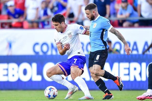 Fußball, Copa America, USA - Uruguay RECORD DATE NOT STATED Copa America USA 2024 United States vs Uruguay Nahitan Nandez (L) of Uruguay fights for the ball with Giovanni Reyna (R) of USA during the CONMEBOL Copa America 2024 group C match between United States (USA) and Uruguay, at GEHA Field at Arrowhead Stadium, on July 01, 2024 in Kansas City, Kansas, United States. KANSAS CITY KANSAS UNITED STATES  Copyright: xIsaacxOrtizx 20240701202218_CA_GC_2024_USA_URU_REYNA59