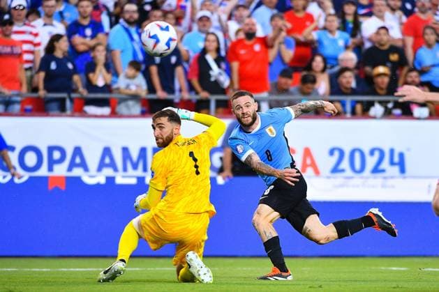 Sport Bilder des Tages Fußball, Copa America, USA - Uruguay RECORD DATE NOT STATED Copa America USA 2024 United States vs Uruguay Mat Turner (L) of USA fights for the ball with Nahitan Nandez (R) of Uruguay during the CONMEBOL Copa America 2024 group C match between United States (USA) and Uruguay, at GEHA Field at Arrowhead Stadium, on July 01, 2024 in Kansas City, Kansas, United States. KANSAS CITY KANSAS UNITED STATES  Copyright: xAdrianxMaciasx 20240701210121_CA_GC_2024_USA_URU_NANDEZ108