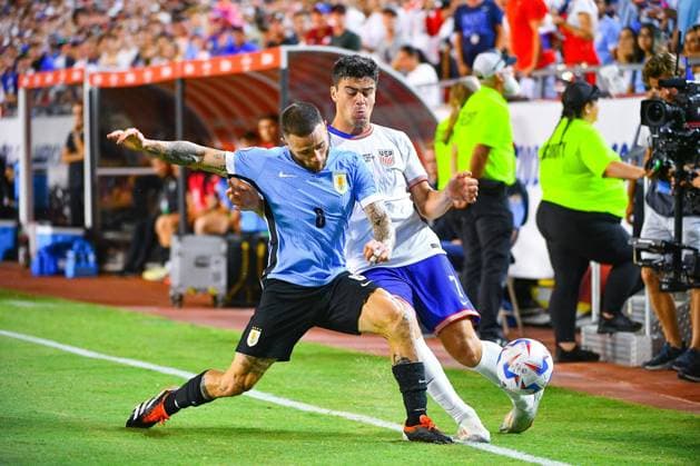 Fußball, Copa America, USA - Uruguay RECORD DATE NOT STATED Copa America USA 2024 United States vs Uruguay Tahitian Nandez (L) of Uruguay fights for the ball with Giovanni Reyna (R) of USA during the CONMEBOL Copa America 2024 group C match between United States (USA) and Uruguay, at GEHA Field at Arrowhead Stadium, on July 01, 2024 in Kansas City, Kansas, United States. KANSAS CITY KANSAS UNITED STATES  Copyright: xAdrianxMaciasx 20240701212624_CA_GC_2024_USA_URU_NANDEZ114