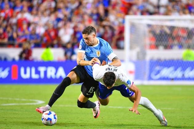 Fußball, Copa America, USA - Uruguay RECORD DATE NOT STATED Copa America USA 2024 United States vs Uruguay Federico Valverde (L) of Uruguay fights for the ball with Giovanni Reyna (R) of USA during the CONMEBOL Copa America 2024 group C match between United States (USA) and Uruguay, at GEHA Field at Arrowhead Stadium, on July 01, 2024 in Kansas City, Kansas, United States. KANSAS CITY KANSAS UNITED STATES  Copyright: xAdrianxMaciasx 20240701212630_CA_GC_2024_USA_URU_VALVERDE115