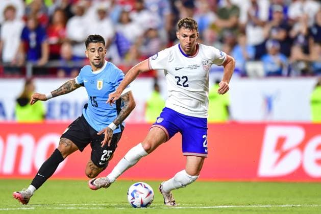 Fußball, Copa America, USA - Uruguay RECORD DATE NOT STATED Copa America USA 2024 United States 0-1 Uruguay Cristian Olivera (L) of Uruguay fights for the ball with Joe Scally (R) of USA during the CONMEBOL Copa America 2024 group C match between United States (USA) and Uruguay, at GEHA Field at Arrowhead Stadium, on July 01, 2024 in Kansas City, Kansas, United States. KANSAS CITY KANSAS UNITED STATES  Copyright: xIsaacxOrtizx 20240701215014_CA_GC_2024_USA_URU_SCALLY150