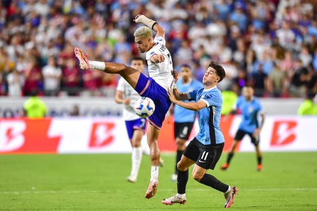 Fußball, Copa America, USA - Uruguay RECORD DATE NOT STATED Copa America USA 2024 United States vs Uruguay Antonee Robinson (L) of USA fights for the ball with Facundo Pellistri (R) of Uruguay during the CONMEBOL Copa America 2024 group C match between United States (USA) and Uruguay, at GEHA Field at Arrowhead Stadium, on July 01, 2024 in Kansas City, Kansas, United States. KANSAS CITY KANSAS UNITED STATES  Copyright: xIsaacxOrtizx 20240701215308_CA_GC_2024_USA_URU_ROBINSON157