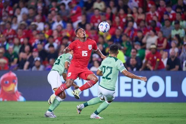 Fußball, Copa America, Bolivien - Panama RECORD DATE NOT STATED Copa America USA 2024 Bolivia vs Panama Eric Davis (L) of Panama fights for the ball with Hector Cuellar (R) of Bolivia during the CONMEBOL Copa America 2024 group C match between Bolivia and Panama, at Ioter-Co Stadium, on July 01, 2024 in Orlando, Florida United States. ORLANDO FLORIDA UNITED STATES  Copyright: xJosexLuisxMelgarejox 20240701201448_CA_GC_2024_BOL_PAN_DAVIS27