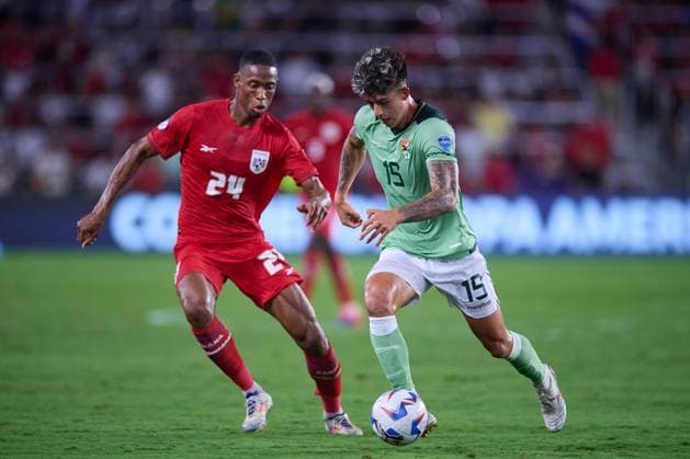 Fußball, Copa America, Bolivien - Panama RECORD DATE NOT STATED Copa America USA 2024 Bolivia vs Panama Edgardo Farina (L) of Panama fights for the ball with Gabriel Villamil (R) of Bolivia during the CONMEBOL Copa America 2024 group C match between Bolivia and Panama, at Ioter-Co Stadium, on July 01, 2024 in Orlando, Florida United States. ORLANDO FLORIDA UNITED STATES  Copyright: xJosexLuisxMelgarejox 20240701211138_CA_GC_2024_BOL_PAN_VILLAMIL80