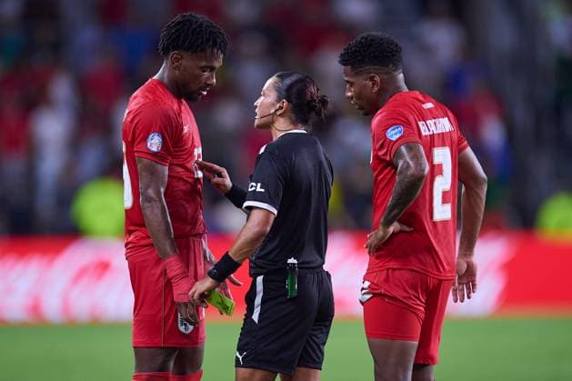 Fußball, Copa America, Bolivien - Panama RECORD DATE NOT STATED Copa America USA 2024 Bolivia vs Panama Michael Murillo of Panam and Referee Edina Alves during the CONMEBOL Copa America 2024 group C match between Bolivia and Panama, at Ioter-Co Stadium, on July 01, 2024 in Orlando, Florida United States. ORLANDO FLORIDA UNITED STATES  Copyright: xJosexLuisxMelgarejox 20240701211142_CA_GC_2024_BOL_PAN_ALVES79