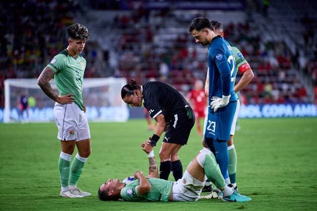 Sport Bilder des Tages Fußball, Copa America, Bolivien - Panama RECORD DATE NOT STATED Copa America USA 2024 Bolivia vs Panama Marcelo Suarez of Bolivia and Referee Edina Alves during the CONMEBOL Copa America 2024 group C match between Bolivia and Panama, at Ioter-Co Stadium, on July 01, 2024 in Orlando, Florida United States. ORLANDO FLORIDA UNITED STATES  Copyright: xJosexLuisxMelgarejox 20240701211143_CA_GC_2024_BOL_PAN_SUAREZ77
