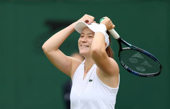 (240702) -- LONDON, July 2, 2024 -- Sun Lulu celebrates after winning the women s singles first round match between Zheng Qinwen of China and Sun Lulu of New Zealand at Wimbledon tennis Championship in London, Britain, on July 1, 2024. ) (SP)BRITAIN-LONDON-TENNIS-WIMBLEDON LixYing 