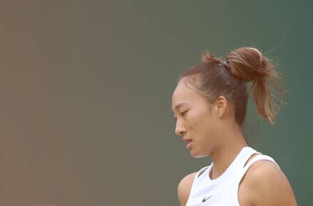 (240702) -- LONDON, July 2, 2024 -- Zheng Qinwen reacts during the women s singles first round match between Zheng Qinwen of China and Sun Lulu of New Zealand at Wimbledon tennis Championship in London, Britain, on July 1, 2024. ) (SP)BRITAIN-LONDON-TENNIS-WIMBLEDON LixYing 