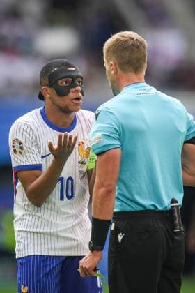 (240702) -- DUESSELDORF, July 2, 2024 -- Kylian Mbappe (L) of France explains to referee Glenn Nyberg during the UEFA EURO, EM, Europameisterschaft,Fussball 2024 round of 16 match between France and Belgium in Duesseldorf, Germany on July 1, 2024. ) (SP)GERMANY-DUESSELDORF-FOOTBALL-EURO 2024-FRANCE VS BELGIUM PengxZiyang 