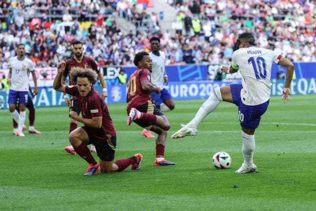 (240702) -- DUESSELDORF, July 2, 2024 -- Kylian Mbappe (R) of France shoots during the UEFA EURO, EM, Europameisterschaft,Fussball 2024 round of 16 match between France and Belgium in Duesseldorf, Germany on July 1, 2024. ) (SP)GERMANY-DUESSELDORF-FOOTBALL-EURO 2024-FRANCE VS BELGIUM PanxYulong 