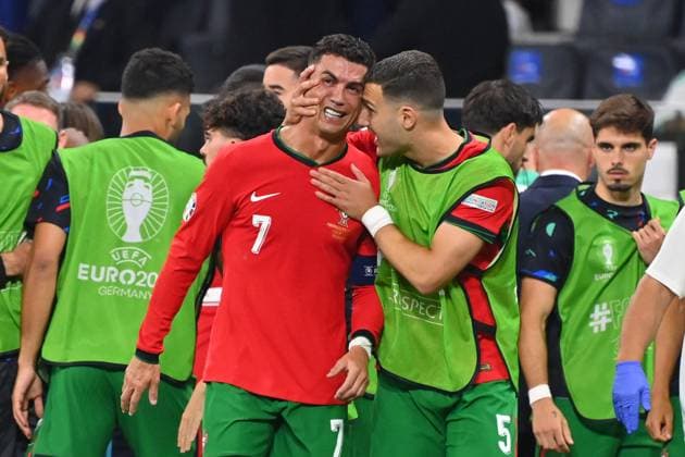 Cristiano RONALDO POR , cries after missing a penalty and before the start of extra time, is consoled by Diogo DALOT POR consolation round of 16 Portugal POR Slovenia SVN 3 0 i E on 01 07 2024, Frankfurt Arena Football UEFA EURO 2024 GERMANY from 14 06 2024 14 07 2024
