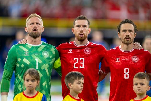 30 06 2024, Football UEFA EURO 2024, Round of 16, Spain Georgia, at Cologne Stadium, from l Kasper Schmeichel Denmark , Pierre Emile Höjbjerg Denmark and Thomas Delaney Denmark sing the anthem
