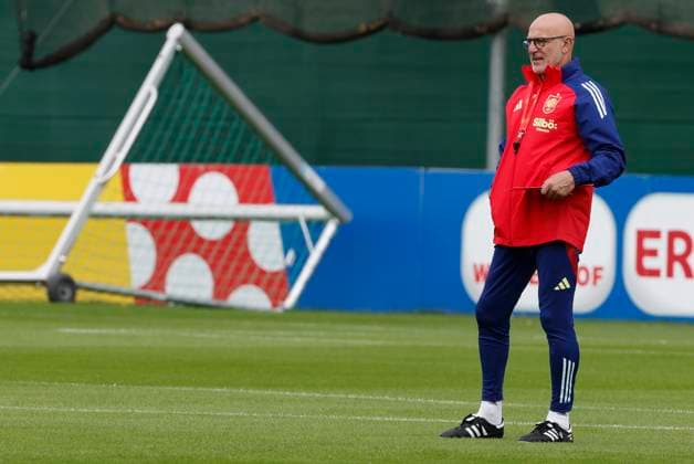 EURO 2024, Nationalteam Spanien Training Spain s head coach Luis De la Fuente leads a team s training session in Donaueschingen, Germany, 02 July 2024.. Spain will face Germany in their Euro2024 quarter final soccer match on 05 July. Spain s training session !ACHTUNG: NUR REDAKTIONELLE NUTZUNG!  Copyright: xJ.J.xGuillenx GRAF493 20240702-55014036107_1