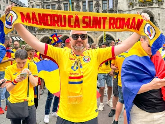 Soccer, UEFA, European Championship, round of 16, 2024, Romania vs Netherlands, 02 07 2024, Allianz Arena, Munich, Germany, Marienplatz, Romanian fans, jerseys, national flags, fan chants, public viewing, street party, stadium, soccer match, round of 16 match, soccer enthusiasm, crowd, fan articles, Team Romania, fan support, sporting atmosphere, Europe, soccer festival, support, cheering, sporting event