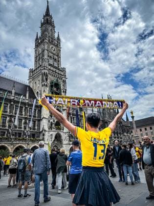 Soccer, UEFA, European Championship, round of 16, 2024, Romania vs Netherlands, 02 07 2024, Allianz Arena, Munich, Germany, Marienplatz, Romanian fans, jerseys, national flags, fan chants, public viewing, street party, stadium, soccer match, round of 16 match, soccer enthusiasm, crowd, fan articles, Team Romania, fan support, sporting atmosphere, Europe, soccer festival, support, cheering, sporting event
