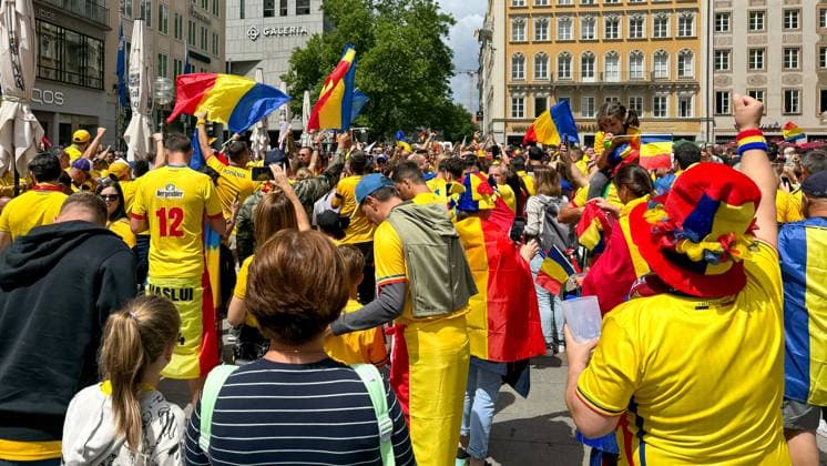Soccer, UEFA, European Championship, round of 16, 2024, Romania vs Netherlands, 02 07 2024, Allianz Arena, Munich, Germany, Marienplatz, Romanian fans, jerseys, national flags, fan chants, public viewing, street party, stadium, soccer match, round of 16 match, soccer enthusiasm, crowd, fan articles, Team Romania, fan support, sporting atmosphere, Europe, soccer festival, support, cheering, sporting event
