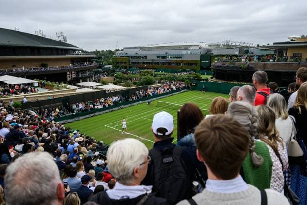 240702 Spectators watch outside of Court 18 as Harriet Dart of Great Britain and Zhuoxuan Bai of China compete in a first round singles match during day 2 of Wimbledon on July 2, 2024 in London Photo Jesper Zerman BILDBYRAN kod JZ JZ0548 tennis wimbledon AELTC day 2 bbeng  Copyright: JESPERxZERMAN BB240702JZ002