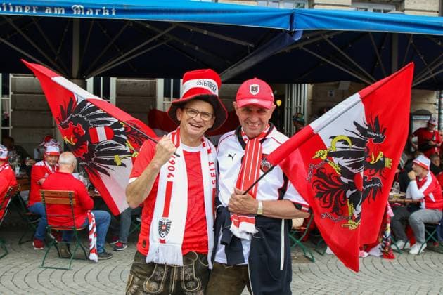 Leipzig Hours before the European Championship match Austrian and Turkish fans celebrate in the city center 02 07 2024 around 12 30 Leipzig, Marktplatz Photographer EHL Media Björn Stach Several hours before the official kick-off of the European Championship round of 16 match between Austria and Turkey, fans of the Austrian and Turkish teams celebrated in Leipzigs city center Several fans sang and drank beer on the market square The situation remained peaceful, with police monitoring the situation from a distance Compared to previous matches in Leipzig, however, the number of fans was still significantly lower by midday Leipzig Saxony Germany Copyright: xEHLxMedia BjörnxStachx 240702_em-leipzig-tuerkei-oesterreich_1