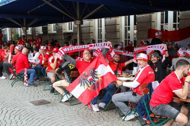 Leipzig Hours before the European Championship match Austrian and Turkish fans celebrate in the city center 02 07 2024 around 12 30 Leipzig, Marktplatz Photographer EHL Media Björn Stach Several hours before the official kick-off of the European Championship round of 16 match between Austria and Turkey, fans of the Austrian and Turkish teams celebrated in Leipzigs city center Several fans sang and drank beer on the market square The situation remained peaceful, with police monitoring the situation from a distance Compared to previous matches in Leipzig, however, the number of fans was still significantly lower by midday Leipzig Saxony Germany Copyright: xEHLxMedia BjörnxStachx 240702_em-leipzig-tuerkei-oesterreich_3