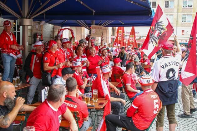 Leipzig Hours before the European Championship match Austrian and Turkish fans celebrate in the city center 02 07 2024 around 12 30 Leipzig, Marktplatz Photographer EHL Media Björn Stach Several hours before the official kick-off of the European Championship round of 16 match between Austria and Turkey, fans of the Austrian and Turkish teams celebrated in Leipzigs city center Several fans sang and drank beer on the market square The situation remained peaceful, with police monitoring the situation from a distance Compared to previous matches in Leipzig, however, the number of fans was still significantly lower by midday Leipzig Saxony Germany Copyright: xEHLxMedia BjörnxStachx 240702_em-leipzig-tuerkei-oesterreich_5
