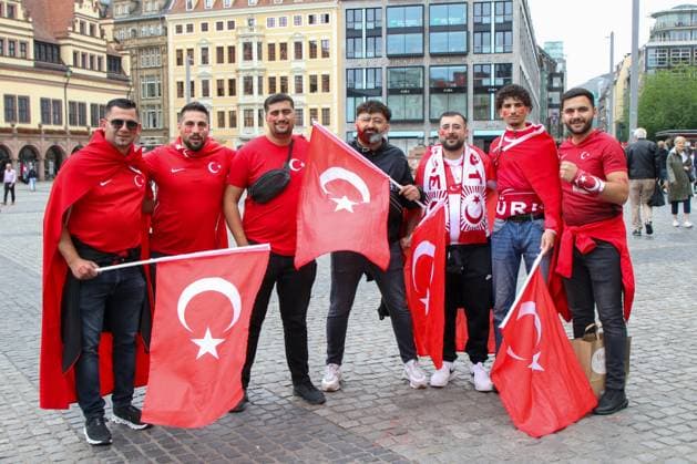 Leipzig Hours before the European Championship match Austrian and Turkish fans celebrate in the city center 02 07 2024 around 12 30 Leipzig, Marktplatz Photographer EHL Media Björn Stach Several hours before the official kick-off of the European Championship round of 16 match between Austria and Turkey, fans of the Austrian and Turkish teams celebrated in Leipzigs city center Several fans sang and drank beer on the market square The situation remained peaceful, with police monitoring the situation from a distance Compared to previous matches in Leipzig, however, the number of fans was still significantly lower by midday Leipzig Saxony Germany Copyright: xEHLxMedia BjörnxStachx 240702_em-leipzig-tuerkei-oesterreich_6
