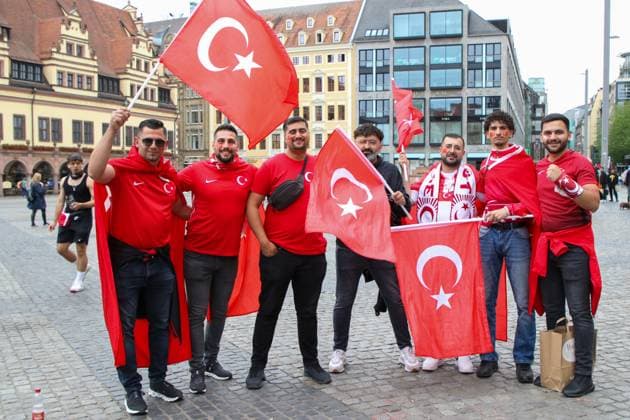 Leipzig Hours before the European Championship match Austrian and Turkish fans celebrate in the city center 02 07 2024 around 12 30 Leipzig, Marktplatz Photographer EHL Media Björn Stach Several hours before the official kick-off of the European Championship round of 16 match between Austria and Turkey, fans of the Austrian and Turkish teams celebrated in Leipzigs city center Several fans sang and drank beer on the market square The situation remained peaceful, with police monitoring the situation from a distance Compared to previous matches in Leipzig, however, the number of fans was still significantly lower by midday Leipzig Saxony Germany Copyright: xEHLxMedia BjörnxStachx 240702_em-leipzig-tuerkei-oesterreich_7