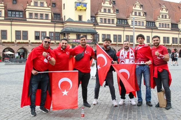 Leipzig Hours before the European Championship match Austrian and Turkish fans celebrate in the city center 02 07 2024 around 12 30 Leipzig, Marktplatz Photographer EHL Media Björn Stach Several hours before the official kick-off of the European Championship round of 16 match between Austria and Turkey, fans of the Austrian and Turkish teams celebrated in Leipzigs city center Several fans sang and drank beer on the market square The situation remained peaceful, with police monitoring the situation from a distance Compared to previous matches in Leipzig, however, the number of fans was still significantly lower by midday Leipzig Saxony Germany Copyright: xEHLxMedia BjörnxStachx 240702_em-leipzig-tuerkei-oesterreich_8