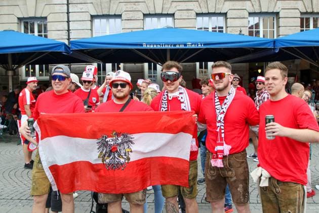 Leipzig Hours before the European Championship match Austrian and Turkish fans celebrate in the city center 02 07 2024 around 12 30 Leipzig, Marktplatz Photographer EHL Media Björn Stach Several hours before the official kick-off of the European Championship round of 16 match between Austria and Turkey, fans of the Austrian and Turkish teams celebrated in Leipzigs city center Several fans sang and drank beer on the market square The situation remained peaceful, with police monitoring the situation from a distance Compared to previous matches in Leipzig, however, the number of fans was still significantly lower by midday Leipzig Saxony Germany Copyright: xEHLxMedia BjörnxStachx 240702_em-leipzig-tuerkei-oesterreich_9