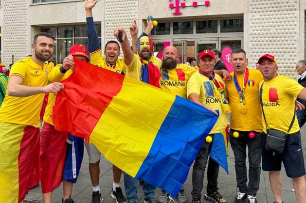 Romanian fans, Dutch fans, soccer, UEFA, European Championship, round of 16, Romania vs Netherlands 2024, 02 07 2024, Allianz Arena, Munich, Germany, yellow jerseys, orange jerseys, national flags, public viewing, Marienplatz, city center, tourism, fan celebration, international encounter, soccer enthusiasm, crowd, sporting atmosphere, European teams, summer tournament, support, sporting event, sightseeing, event, city center, community spirit, fan friendship, atmosphere, multicultural celebration Copyright: xFranzxReindelx