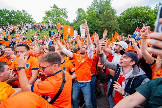 02 07 2024 Football, European Championship 2024 in Germany, fans in Munich Romania Netherlands Dutch fans before the game at the fan march near the Olympic Park Passers-by look down on the fan march from a hill