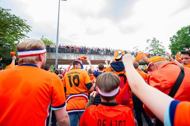 02 07 2024 Football, European Championship 2024 in Germany, fans in Munich Romania Netherlands Dutch fans before the game at the fan march near the Olympic Park Passers-by look at the fan march from a bridge