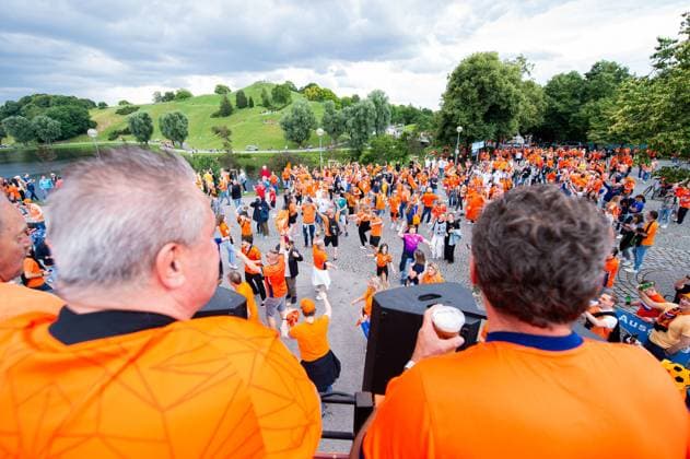 02 07 2024 Football, European Championship 2024 in Germany, fans in Munich Romania Netherlands Dutch fans in front of the fan bus before the game during the fan march with a view of the Olympic mountain