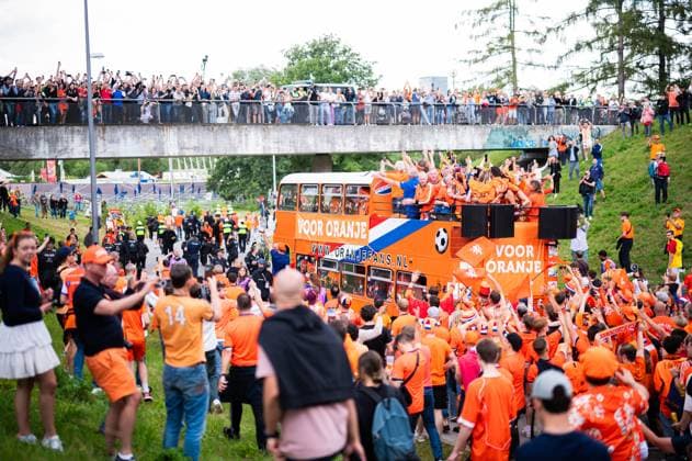 02 07 2024 Football, European Championship 2024 in Germany, fans in Munich Romania Netherlands Dutch fans before the match during the fan march by bus near the Olympic Park Passers-by looking from a bridge